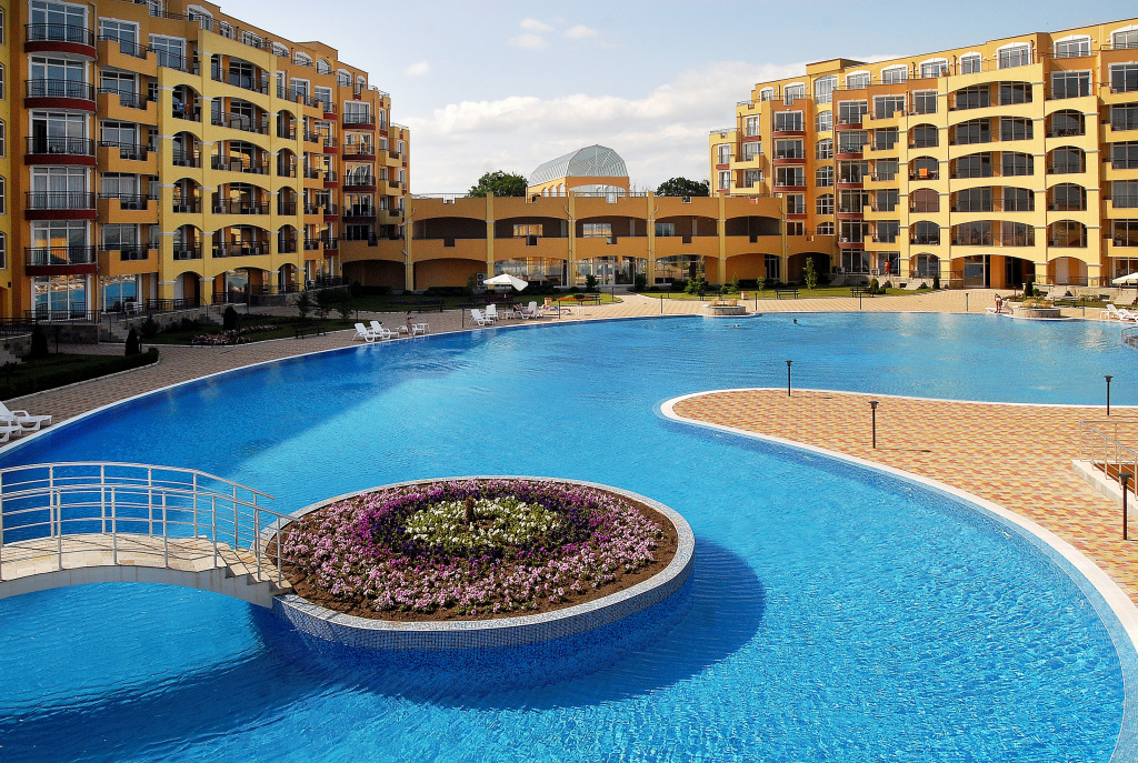 Aheloy_Palace_Exterior_5_3_.jpg